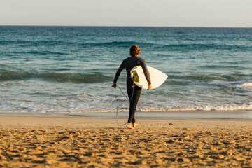 Surfer am Strand von Jandia, Fuerteventura, Spanien