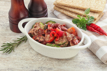 Tuna salad with bean and tomato