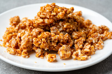 Crushed caramel peanut brittle is usually used for topping cakes. Nougat Caramel