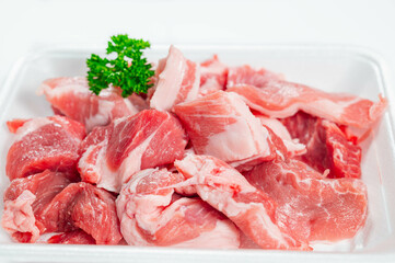 食品トレーに入った豚角切り肉