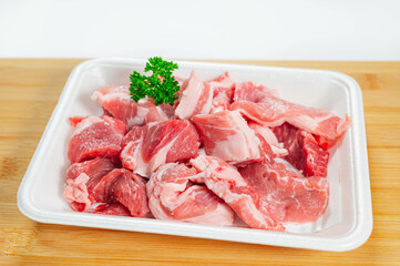食品トレーに入った豚角切り肉
