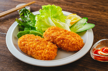 カニクリームコロッケとサラダ