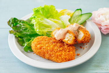 オーロラソースをかけたカニクリームコロッケ