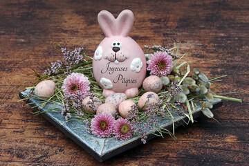 Joyeuses Pâques : Lapin de Pâques en lettres avec des œufs de caille et des fleurs dans un...