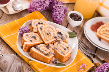 Swiss roll cake con chocolate chips.