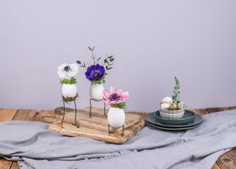 Dekoration Ostern, Eier mit Blumen gefüllt, Basteln zum Osterfest, Hühnerei mit Anemone

