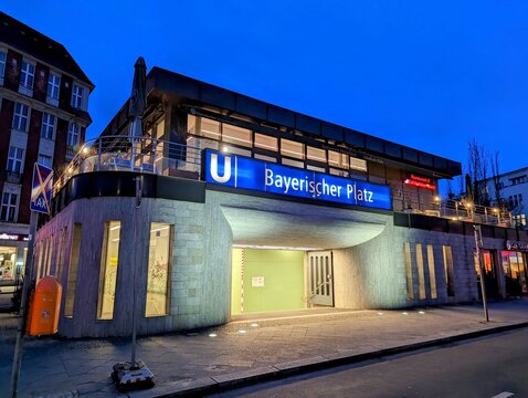 Berlin, 2023: U-Bahnhof Bayerischer Platz in Berlin Sch&ouml;neberg; abends und beleuchtet