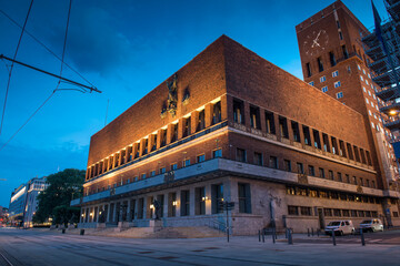 Oslo, Norvège, vu sur radhuset dans le centre ville, prix nobel de la paix au levé du soleil un matin d'été
