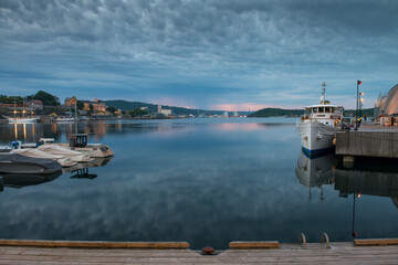 Oslo, Norvège, panoramique du port de plaisance dans quartier  résidentielles au levé du soleil un matin d'été
