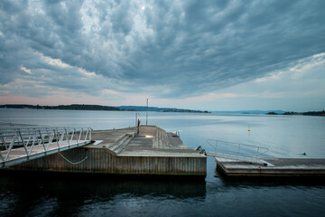 Oslo, Norvège, vu sur le fjord du ,port de plaisance dans quartier  résidentielles au levé du soleil un matin d'été
