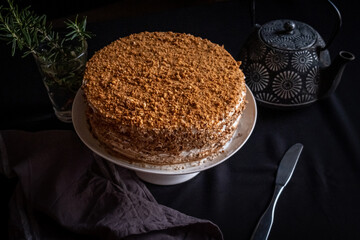 A honey cake with a crumb topping sits on a plate.