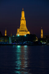 Fototapeta premium Temple of Dawn or Temple of Dawn Wat Arun in Bangkok, Thailand