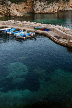 Calanques, avec des bateaux de p&ecirc;che.