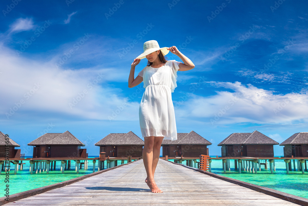 Poster Woman standing on the wooden pier