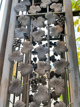 puerta de forja con hojas de parra y uvas