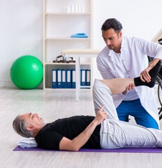 Obraz premium Aged patient recovering from injury in hospital