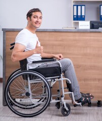 Obraz premium Young man at hospital reception desk