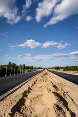 Budowa nowej autostrady. Montaż barier ochronnych i znaków przy nowo budowanej autostradzie. Nowy...