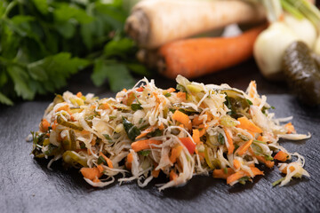 Świeże surówki w otoczeniu surowych warzyw. Dieta wegetariańska. składniki zdrowej diety. - obrazy, fototapety, plakaty
