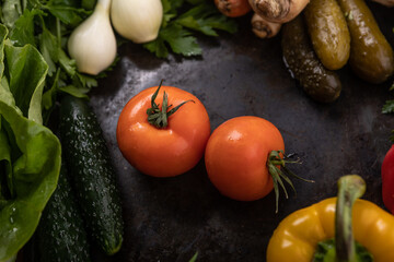 Świeże surowe warzywa na ciemnym rustykalnym tle. Składniki zdrowej diety wegańskiej. - obrazy, fototapety, plakaty