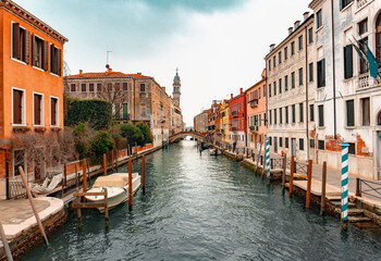Fototapeta na wymiar Canal de Venecia de día