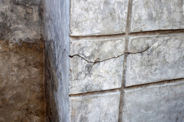 Home building problem. Wall cracked.