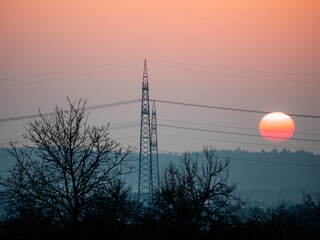 Strommasten bei Sonnenuntergang in der Ferne