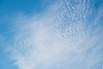 Nubes en el cielo azul un día de viento