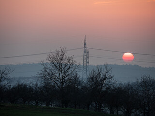 Strommasten bei Sonnenuntergang in der Ferne