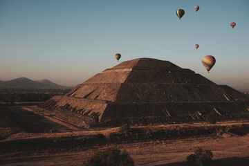Fototapeta na wymiar Sunrise hot air balloon flight over the ancient city of Teotihuacan and its pyramids in Mexico