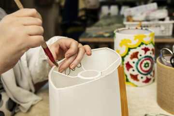 Give white glue to metal rings to later glue strips of cardboard and make lampshades
