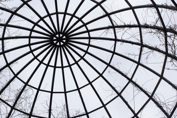 Detalle de la cúpula de una estructura metálica en un parque