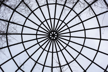 Detalle de la c&uacute;pula de una estructura met&aacute;lica en un parque