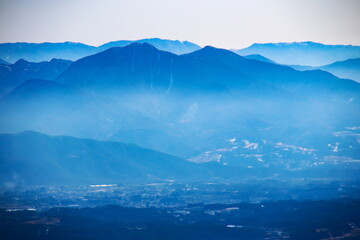 冬　入笠山から　奥秩父山地　茅ヶ岳を望む　