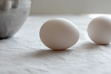 屋内で撮影した生卵のクローズアップ