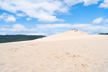 Los jóvenes están en lo más alto de las dunas de Joaquina en la Isla de Florianópolis en Brasil.
