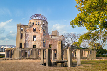 広島県の原爆ドーム、青空の背景