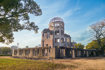 広島県の原爆ドーム、青空の背景