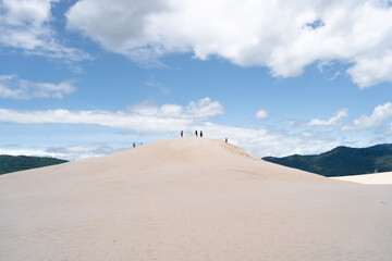 Los jóvenes se están divirtiendo en las dunas de Joaquina en la Isla de Florianópolis en Brasil.
