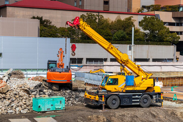 工事現場のカラフルな重機
