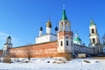 Fototapeta na wymiar Russia, Rostov. Spaso-Yakovlevsky Dimitriev Monastery in winter