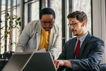 Obraz premium Business coworkers working together at office. Diverse people working in the bright office.
