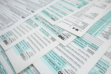 Obraz premium Blank 1040 individual income tax return on desk