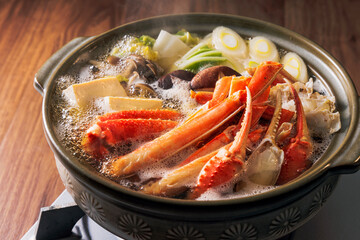 ズワイガニと野菜とキノコの蟹鍋