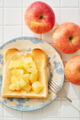 手作りりんごジャムトースト