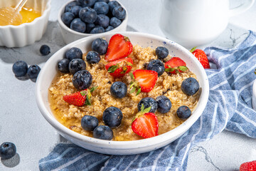 Summer oatmeal with berry