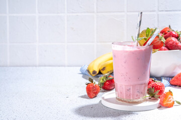 Strawberry banana milkshake - obrazy, fototapety, plakaty