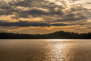 Sonnenuntergang am See im Wald