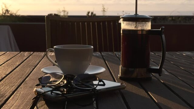 Caf&eacute; reci&eacute;n hecho en cafetera de &eacute;mbolo con bonita luz de amanecer. 