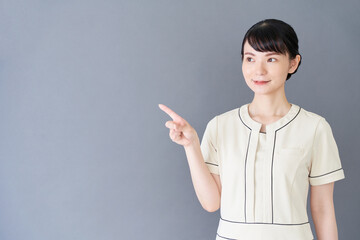 指で指し示すエステ・美容クリニックの女性